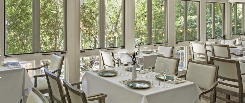 L'Auberge de Sedona dining room with floor-to-ceiling forest views